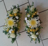 Tischdeko mit weißen Chrysanthemen und gelben Rosen