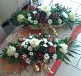 Feierliche Tischdeko mit Rosen und Chrysanthemen