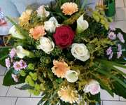 Strauß mit Calla, Rosen, Gerbera und Chrysanthemen